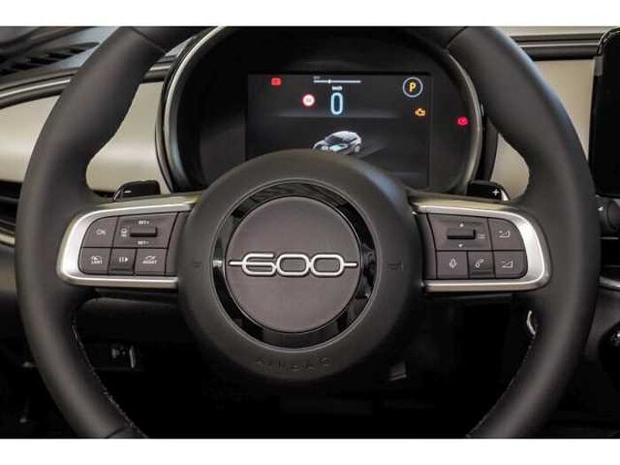 Fiat 600 Hybrid La Prima +LEDER+LED+SHZ+NAVI+R-KAM+eKLAPPE+